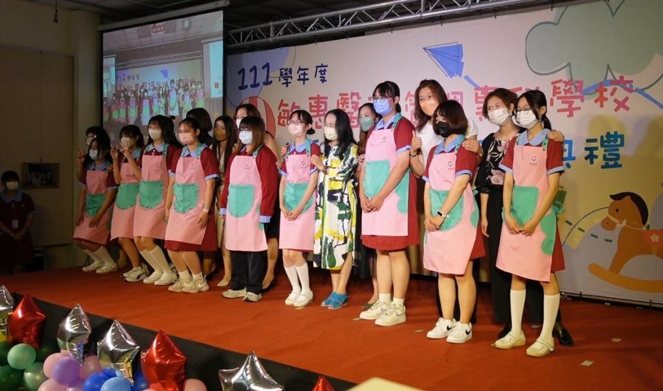 敏惠醫專為該校幼兒保育學科四年級的學生舉行「受裙成年禮」。（校方提供）