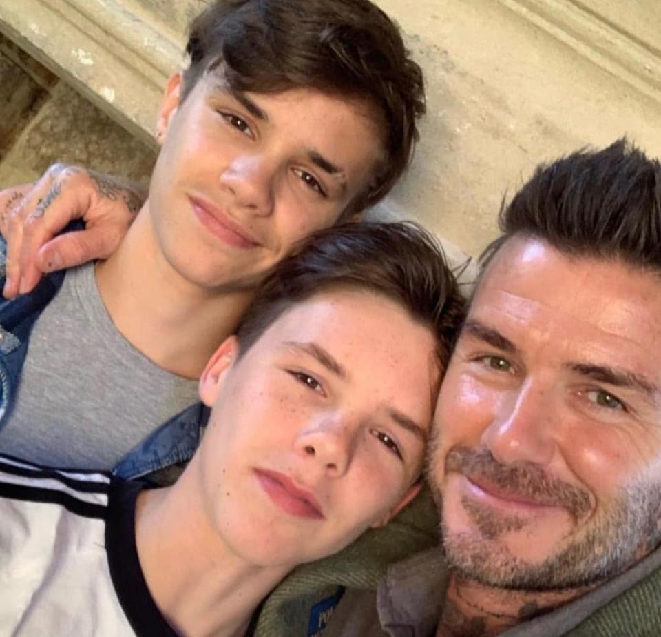 Los hijos de Beckham (incluido Brooklyn, a pesar de que no fue a Sevilla) felicitaron al exfutbolista en Instagram. “Feliz Día del Padre al mejor padre del mundo. Te quiero mucho”, escribió Romeo junto a este <em>selfie</em>. (Foto: Instagram / <a href="http://www.instagram.com/p/Byw_nx3gfhA/" rel="nofollow noopener" target="_blank" data-ylk="slk:@romeobeckham;elm:context_link;itc:0;sec:content-canvas" class="link ">@romeobeckham</a>).