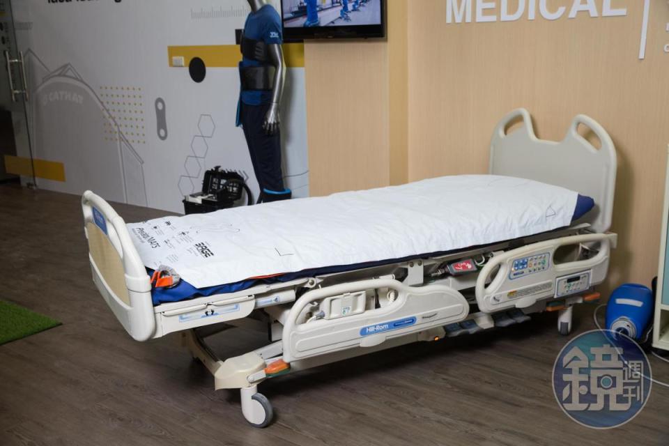 八貫的醫療氣墊床可以做到幫病人拍痰、翻身、起身，左、右邊壓力還可以調整。
