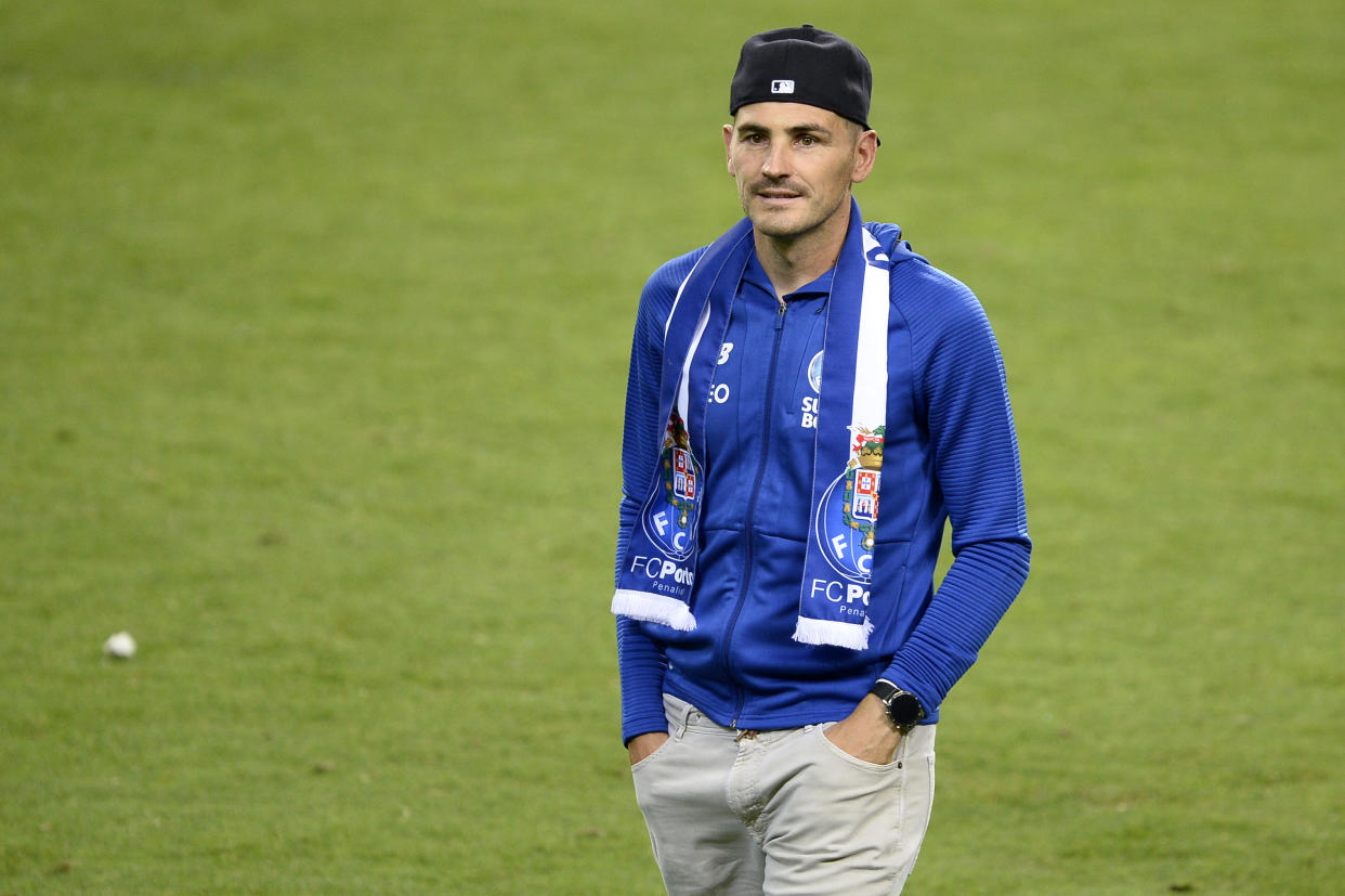 Iker Casillas de pie, en chándal y con una bufanda al cuello en el césped del estadio del Oporto.