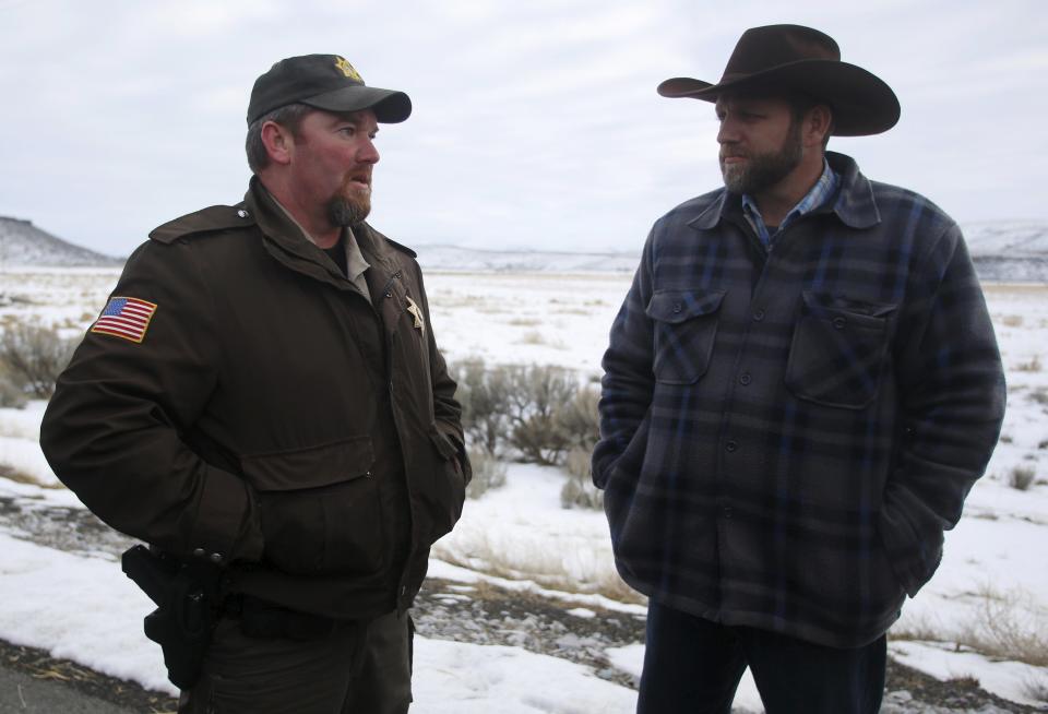 Ammon Bundy (right) meets with Harney County Sheriff David Ward along a road south of the Malheur National Wildlife Refuge near Burns, Oregon, January 7, 2016. (Photo: Jim Urquhart/Reuters)