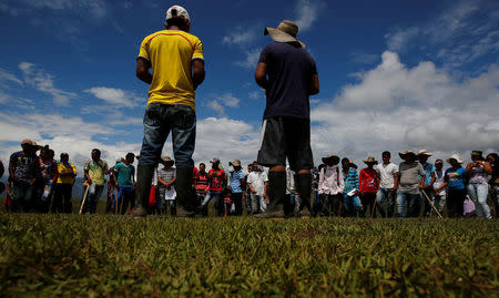 Peasants growing coca gather to speak against the government's plan to eradicate illicit crops in Cauca, Colombia, January 27, 2017. Picture taken January 27, 2017. REUTERS/Jaime Saldarriaga