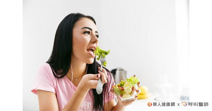 每餐蔬菜攝取量以1.5個拳頭大小的份量為食用基準，因此選擇年菜時，建議多挑選2至3道蔬食或半葷素菜餚，也可準備新鮮蔬菜，適量加入肉品或湯品的年菜中。