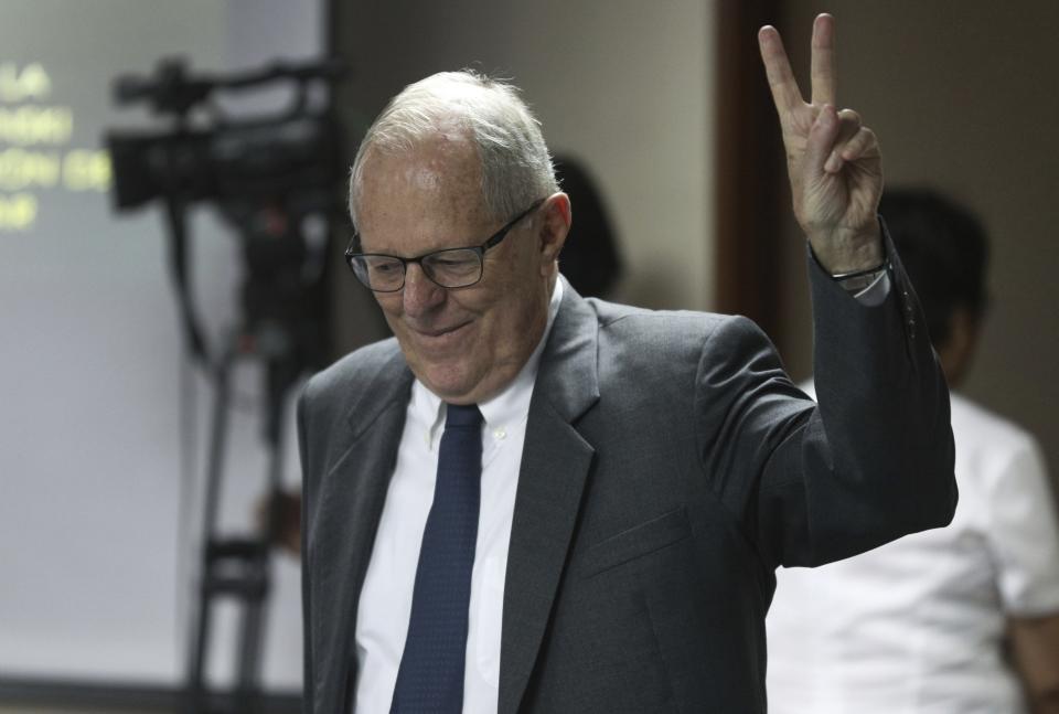 El expresidente peruano Pedro Pablo Kuczynski llega a una audiencia judicial en Lima, el lunes 15 de abril de 2019. (AP Foto/Martín Mejía)