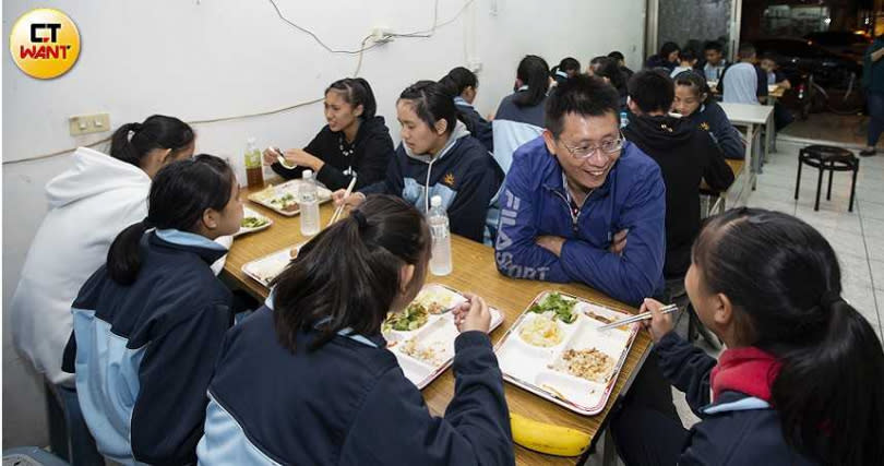黃泰吉租下5間透天厝無償給學生當宿舍，他也提供免費三餐，每天都會陪學生吃飯，並趁用餐時間關心每個人的生活學業狀況。（圖／黃威彬攝）