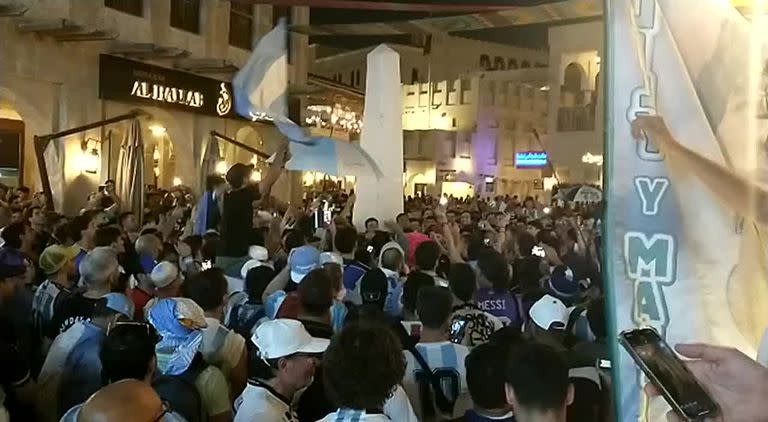 Banderazo argentino en el Obelisco de Doha