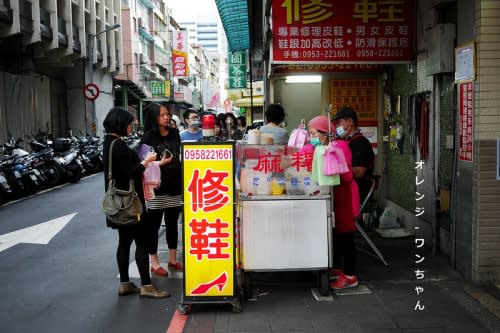 【台北漫步食記】不老客家麻糬 松江路297巷 │中山區行天宮站： 行天宮站超人氣麻糬攤～每個10塊錢六種口味顆顆都驚喜～完全手工製作想買只有當乖寶寶排隊！(招牌椰香口味人氣大推薦)