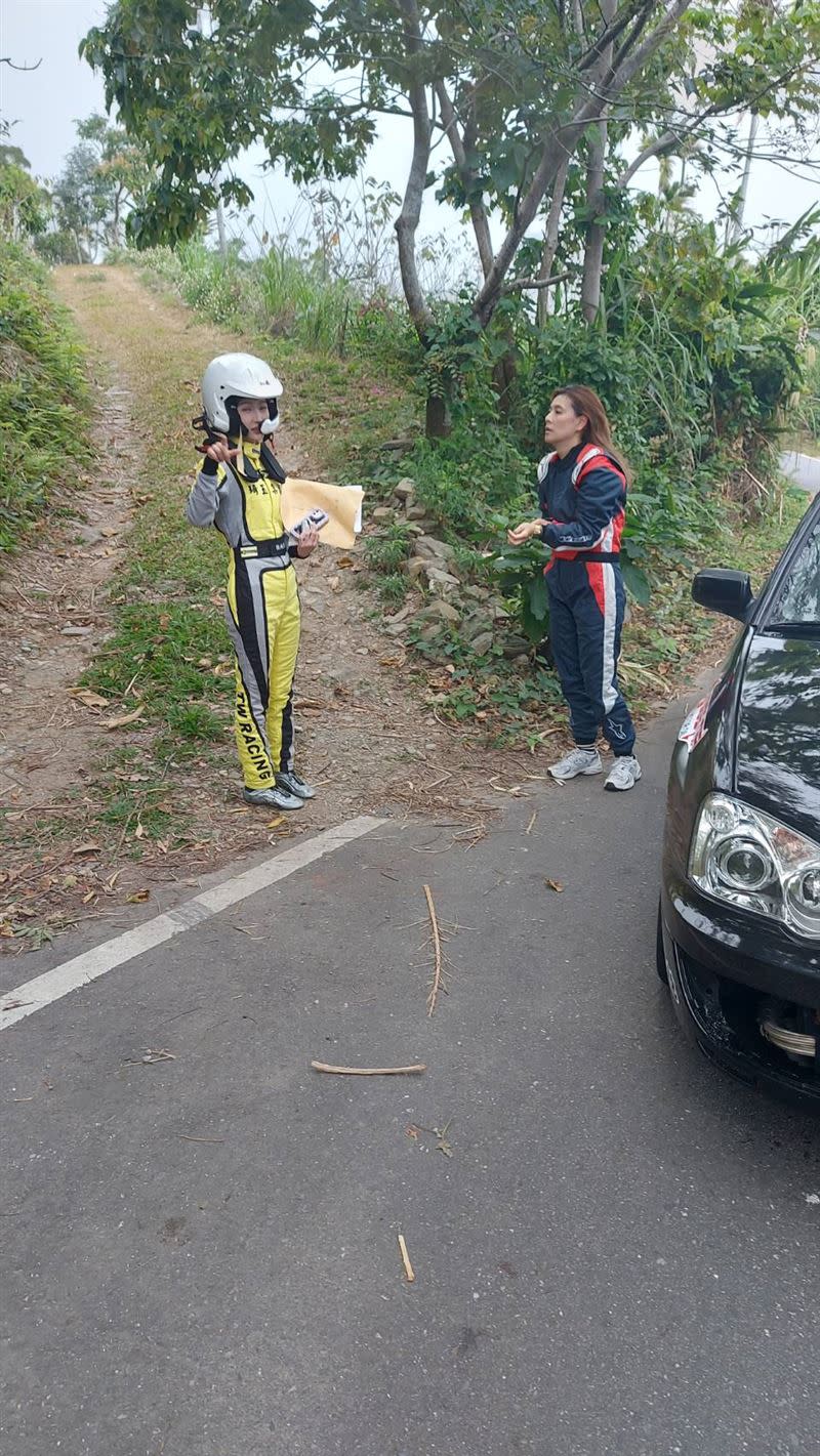 所幸車上正副駕駛無恙。（圖／翻攝自記者爆料網）