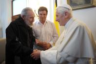 Benedicto XVI se encuentra con Fidel Castro (I), en la embajada Vaticana en La Habana, el 29 de marzo de 2012. L'Osservatore Romano Vatican-Pool/Getty Images