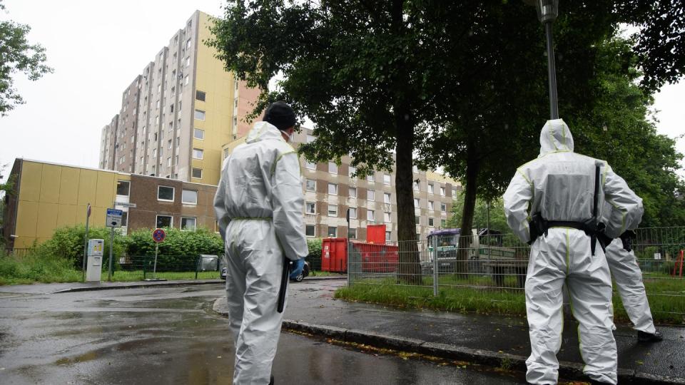 Angesichts von etwa 100 neuen Coronavirus-Infektionen in dem Göttinger Hochhaus ist der Gebäudekomplex vollständig unter Quarantäne gestellt worden.