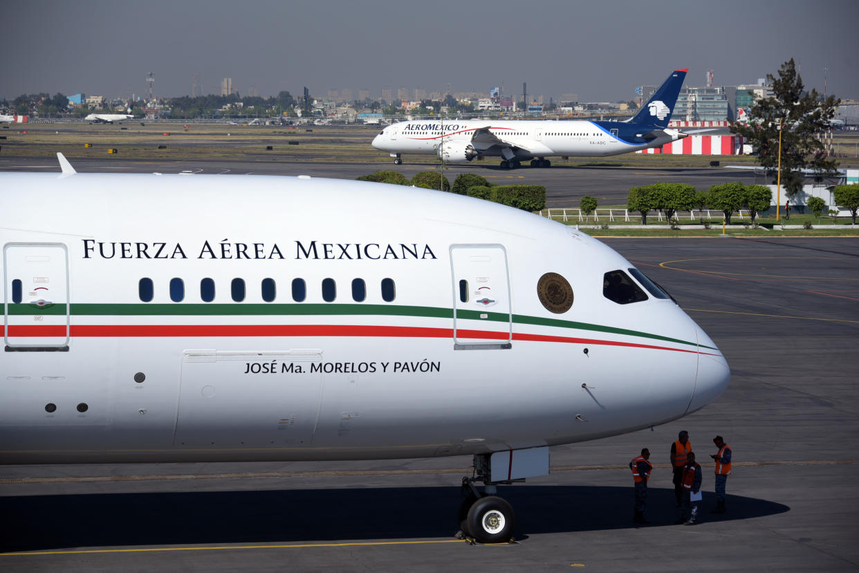 Foto tomada el 3 de diciembre del 2018 del avión presidencial de México, en el Aeropuerto Benito Juárez de Ciudad de México.  (Foto cortesía de la Oficina de Prensa de la Presidencia de México, via AP)