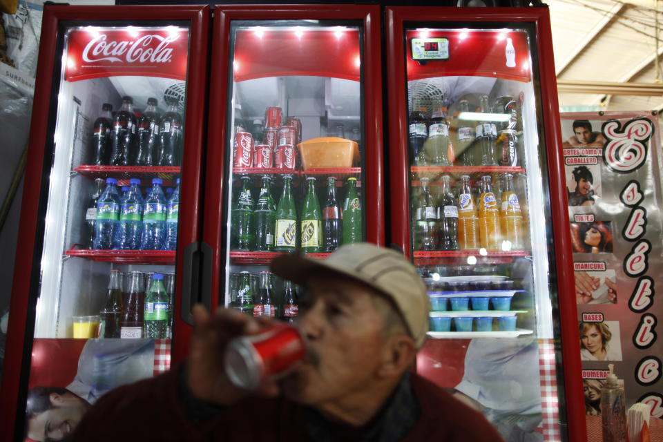 Un hombre bebe una Coca Cola en una tienda de Ciudad de México. Foto:  REUTERS/Edgard Garrido