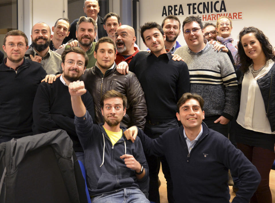 Bruno Gulotta, en el centro con una camisa negra negra entre sus colegas en su oficina de Milán. (Tom’s Hardware Italy via AP)