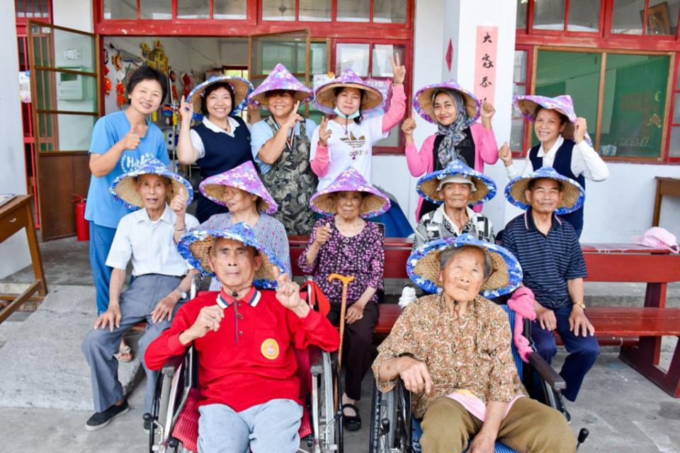 二○一九年五月十日，關山慈院失智症社區服務據點透過手作客家布斗笠說故事活動，陪伴長者共度母親節。