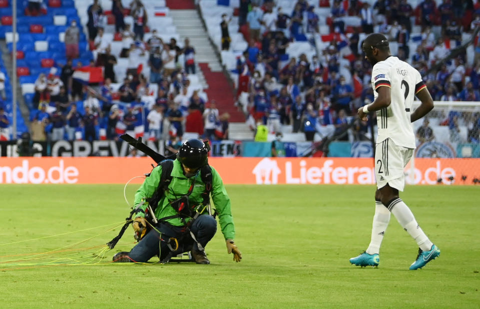 Unsanfte Landung vor Nationalspieler Antonio Rüdiger: Ein Gleitschirmflieger musste vorm EM-Spiel Deutschands gegen Frankreich auf den Rasen runter (Bild: REUTERS/Matthias Hangst)