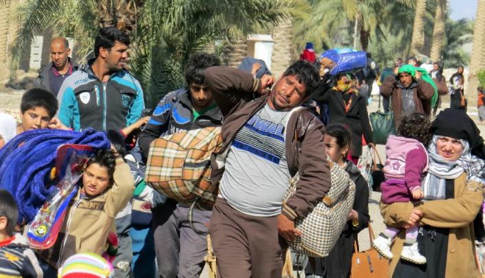 Displaced Iraqis, who fled regions controlled by the Islamic State group near Fallujah, arrive in Jwaibah, on the outskirts of Ramadi, in February 2016 (AFP Photo/Moadh Al-Dulaimi)