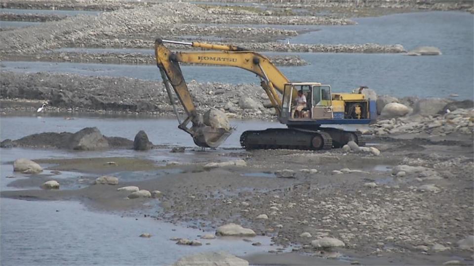 卑南溪降水量少4成 河床裸露風飛沙鋪天蓋地