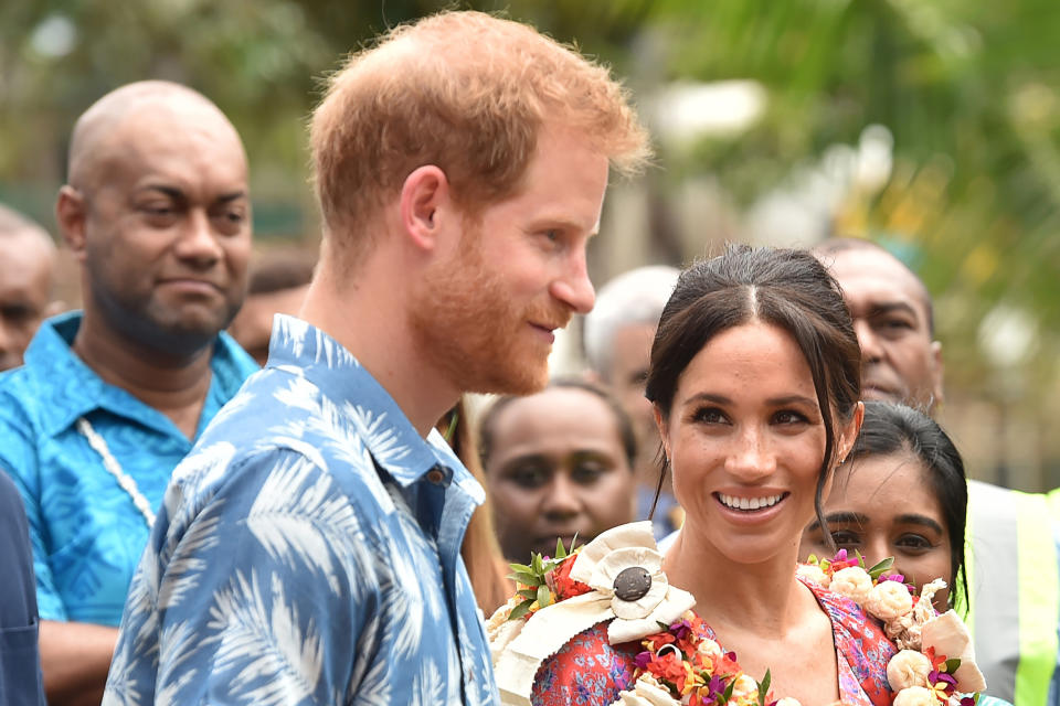 <p>C’est leur première tournée internationale. Le prince Harry et son épouse Meghan Markle se sont envolés pour un déplacement officiel dans le Pacifique qui les mènera en l’Australie, en Nouvelle-Zélande, aux îles Fidji et au Tonga. Cette visite, qui suscitait déjà un grand intérêt, a déchaîné après l’annonce de la grossesse de Meghan Markle, une véritable frénésie médiatique.<br>Crédit photo : AFP </p>