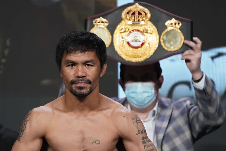 El filipino Manny Pacquiao posa para los fotógrafos durante un pesaje para una pelea de box en Las Vegas el 20 de agosto de 2021. El ícono del boxeo y el senador se postulará para presidente de Filipinas en 2022