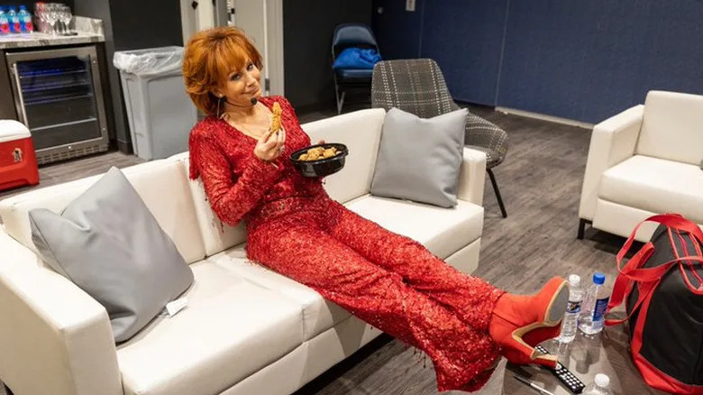 Reba eating KFC 