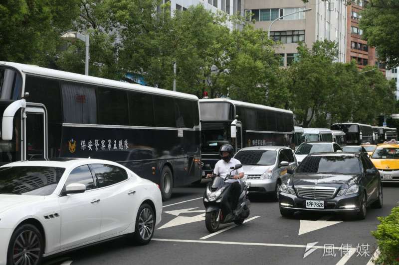 世大運閉幕，小巨蛋旁馬路排滿警備車。（陳明仁攝）