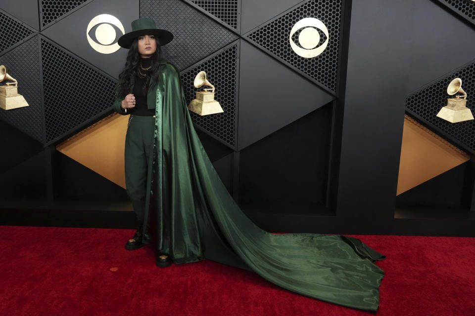 Alex Ritchie llega a la 66a entrega anual de los Grammy el domingo 4 de febrero de 2024 en Los Ángeles. (Foto Jordan Strauss/Invision/AP)