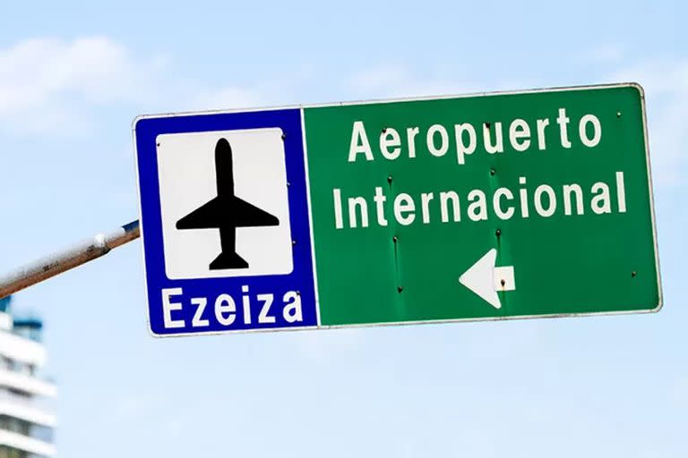 "La única salida es el aeropuerto": el éxodo de jóvenes profesionales de Argentina.