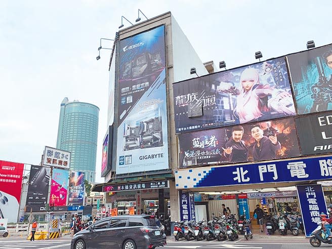 台南市北門路商圈聚集流行服飾、電腦、3C產品等店家，曾是最多年輕人聚集的一條路；但受電商崛起影響，人潮已大不如前，許多店家不堪店租成本，宣布熄燈。（李宜杰攝）