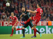 <p>Karim Benzema se procure sa première occasion. Le Français récupère le ballon dans les pieds d’Hummels. Sur la droite de la surface, il s’emmène le ballon et croise du droit. Mais Ulreich veille. (Crédit Getty) </p>