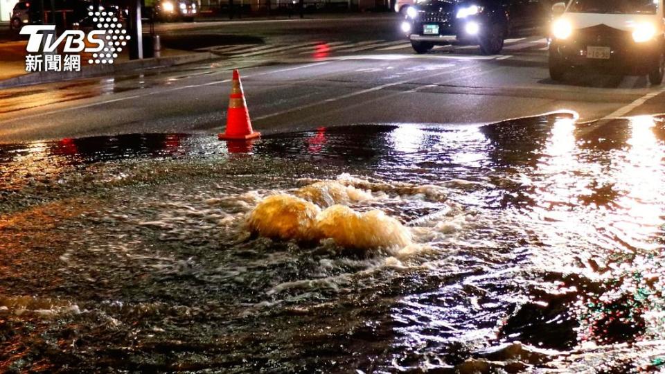 地震導致大分市市內水管破裂，路面積水。（圖／達志影像美聯社）