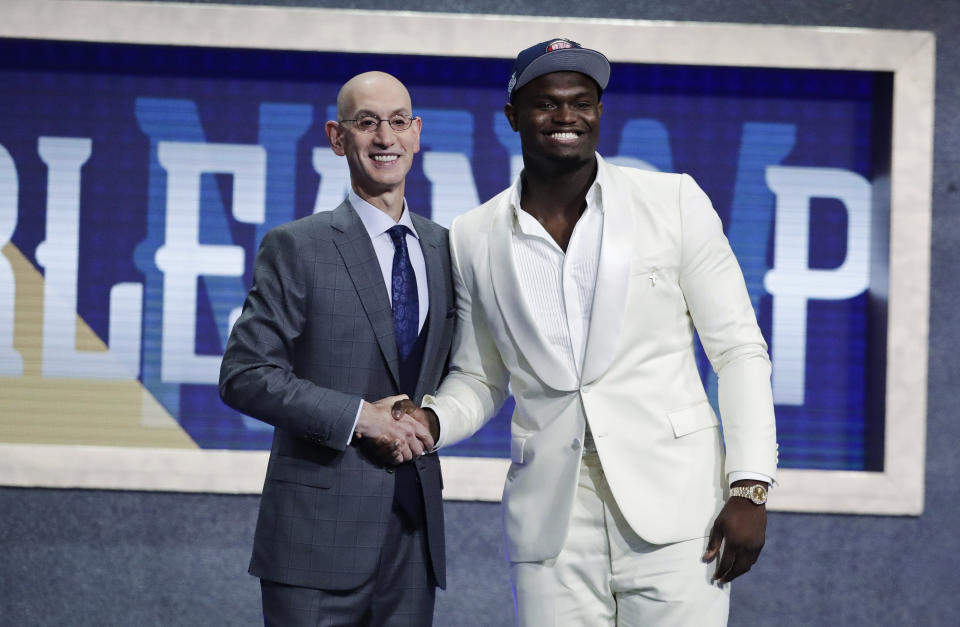 Zion Williamson, derecha, proveniente de la Universidad Duke, posa con el comisionado de la NBA Adam Silver tras ser elegido por los Pelicans de Nueva Orleáns en la primera ronda del draft de la liga, el jueves 20 de junio de 2019, en Nueva York. (AP Foto/Julio Cortez)