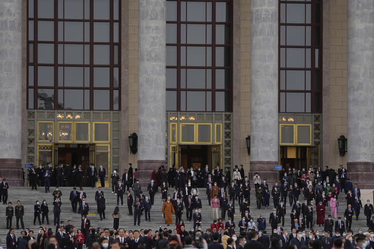 Delegados de la Asamblea Nacional dejan el edificio tras el cierre de sesiones