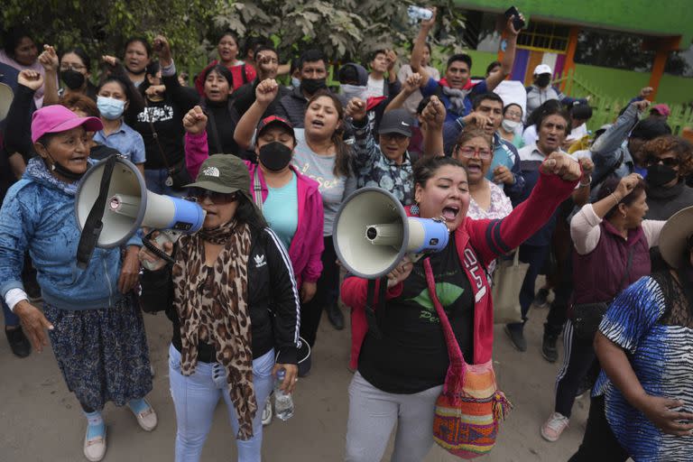 Partidarios del expresidente Pedro Castillo se reúnen frente a la base policial donde se encuentra recluido luego de su arresto, en Lima, Perú. (AP Photo/Guadalupe Pardo)