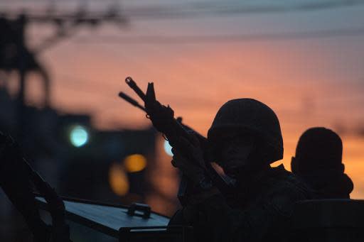 Integrantes de la Marina brasileña patrullan las calles de la favela Complexo da Maré en Rio de Janeiro el 30 de marzo de 2014 (AFP | Christophe Simon)