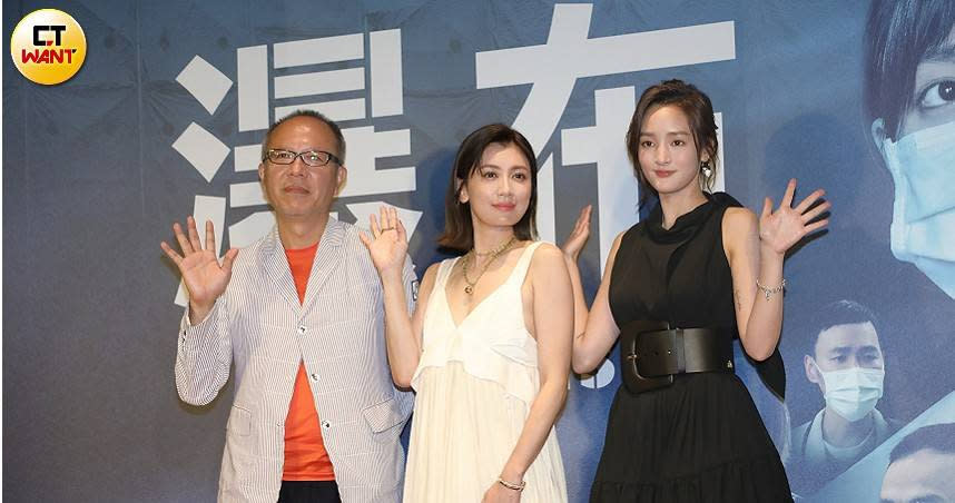 《瀑布》導演鍾孟宏帶領女主角賈靜雯和王淨在首映典禮上現身。（攝影／于魯光，下同）