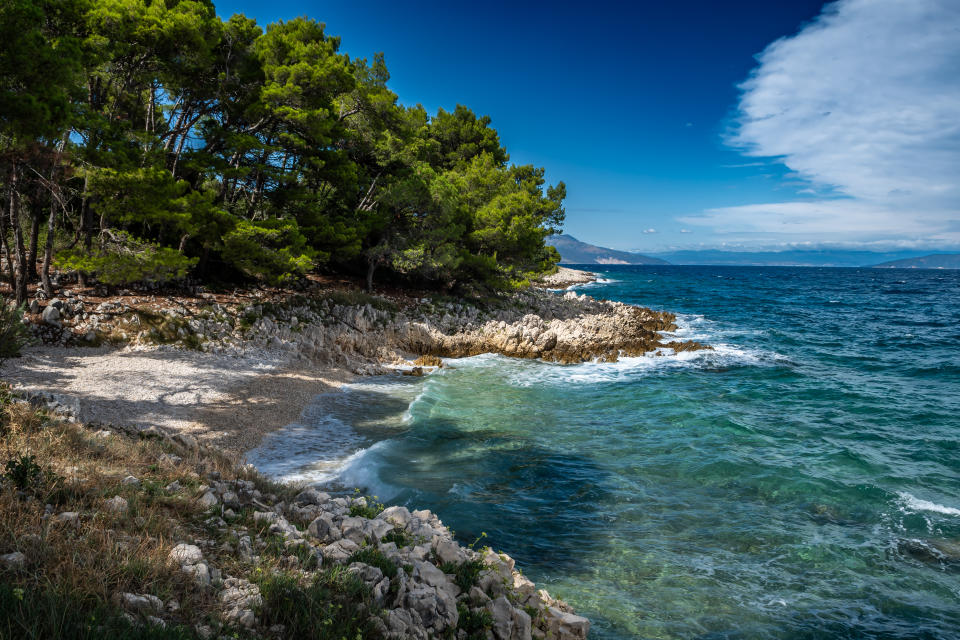 Wer jetzt noch kurzentschlossen das Meer genießen möchte, sollte sich die aktuellen Angebote auf Booking.com sichern (Symbolbild: Getty Images)