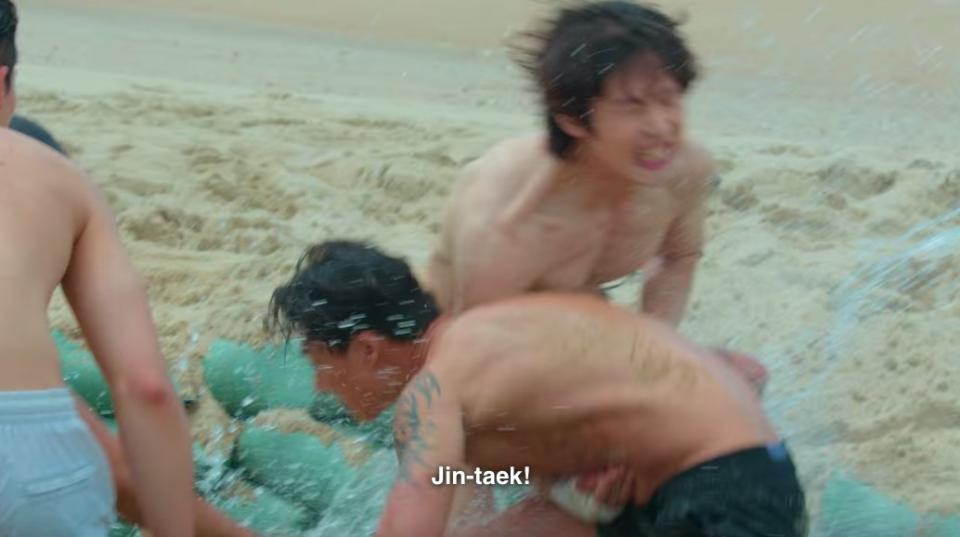 Si-hun grimaces attacking Hyun-seung, while shouting "Jin-taek!"