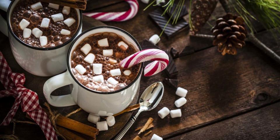 El chocolate caliente es la bebida navideña por excelencia. Podemos tomarlo de desayuno o merienda para tener tiempo para quemarlo y ¡recuerda! mejor con leche desnatada y cacao puro. (Foto: Getty)