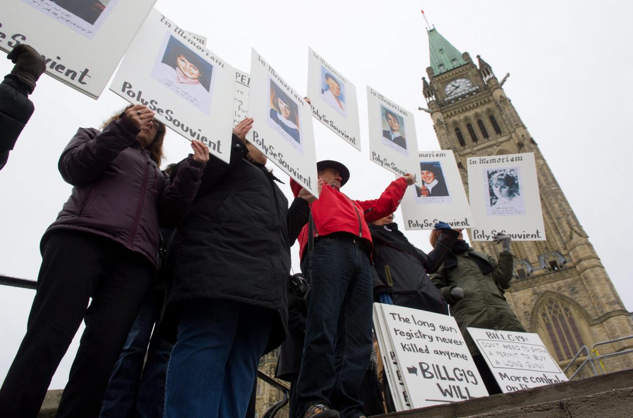 <span class="caption">Des personnes participent à un rassemblement lors de la Journée nationale de commémoration et d'action contre la violence faite aux femmes au Canada, sur la colline du Parlement. </span> <span class="attribution"><span class="source">La Presse Canadienne/Sean Kilpatrick </span></span>