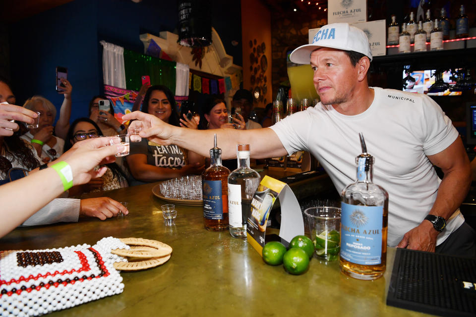 龍舌蘭酒熱潮燃燒，麥克華堡今年化身調走師走訪美國各酒吧餐廳，宣傳旗下龍舌蘭酒牌子「Flecha Azul Tequila」。 (Denise Truscello/Getty Images for Azul Tequila/On The Border)