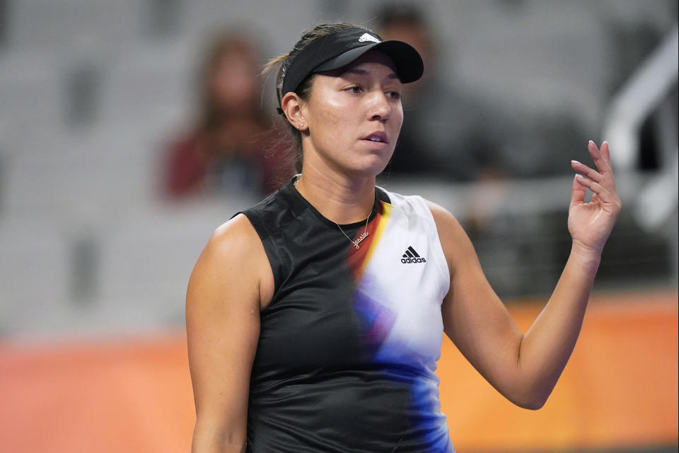 La estadounidense Jessica Pegula lamenta la pérdida de un punto ante la bielorrusa Aryna Sabalenka en la quinta jornada de la ronda de todos contra todos en el torneo de tenis WTA Finals en Fort Worth, Texcas, el viernes 4 de noviembre de 2022. (AP Foto/LM Otero)