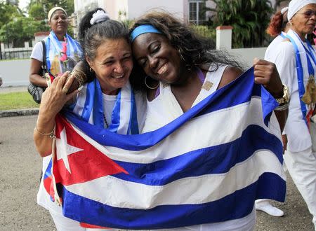 Recently released dissidents Aide Gallardo (L) and Sonia Garro hold the Cuban national flag during a march in Havana January 11, 2015. REUTERS/Stringer