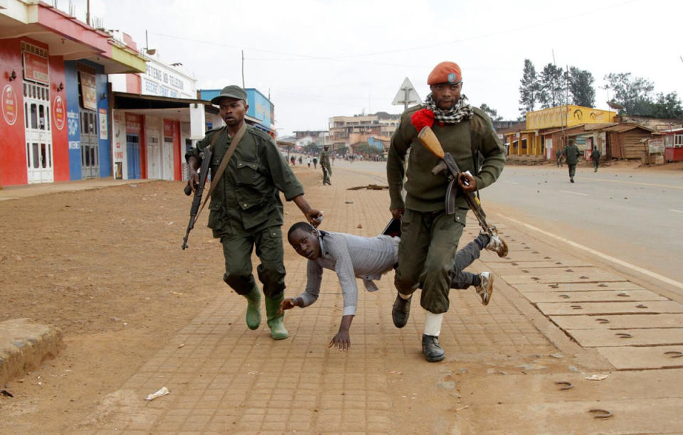 In Butembo in der Demokratischen Republik Kongo nehmen kongolesische Soldaten einen Zivilisten fest, der gegen die Regierung protestiert. (Bild: Kenny Katombe/Reuters)