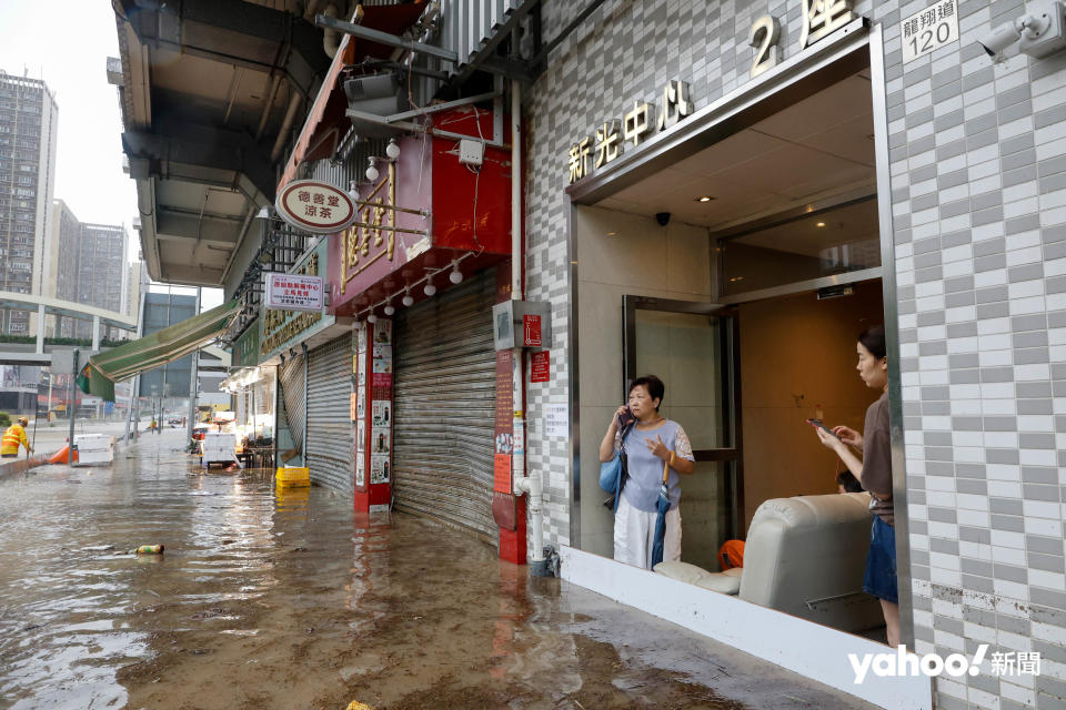 本港遭遇世紀豪雨，黑色暴雨警告信號由昨晚（7 日）11:05 分生效至今逾 12 小時，黃大仙成為水浸重災區，黃大仙中心北館地下全層淹沒，龍翔道一帶佈滿泥黃水，街坊表現狼狽。