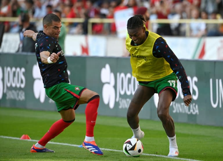 El defensor de Portugal Pepe (izquierda) con el delantero Rafael Leao durante el calentamiento previo al partido amistoso contra Irlanda, en el estadio Municipal de Aveiro (Portugal), el 11 de junio de 2024 (MIGUEL RIOPA)