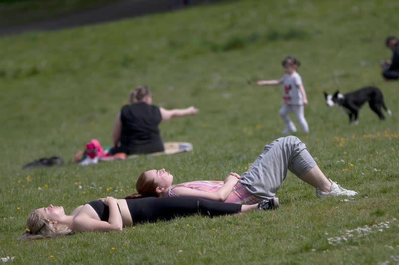 General Views of the hot weather in Queens Park Glasgow as the public get out in the sunshine, During the Corona Virus Covid-19 pandemic continues across Scotland