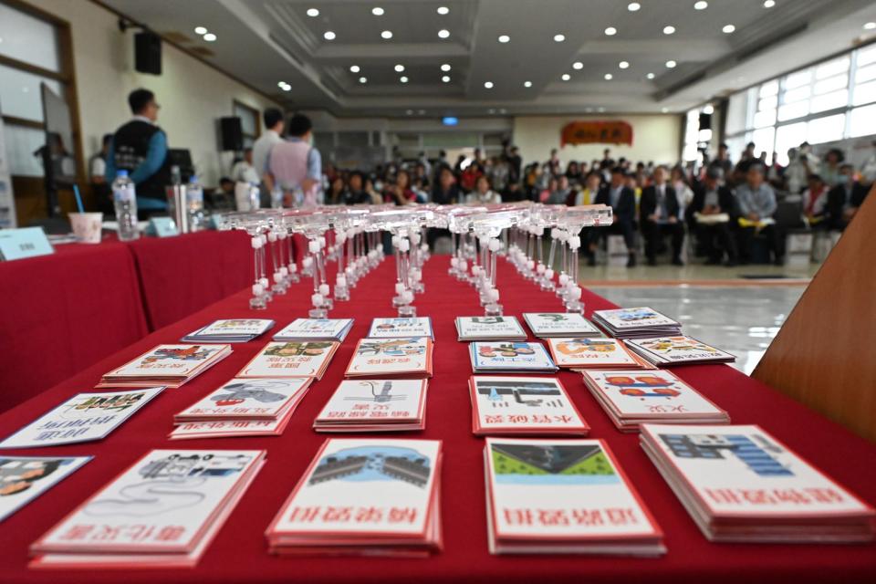 以宜蘭市發生地震規模7.1 強震為情境想定，並由公所第一時間應變，分為災害應變中心及前進指揮所2組，於不同場地面臨不同的狀況，於地震發生後第一階段0到6小時包含「人命搜救」、「緊急醫療」、「民眾照護」及「生命維持」等議題，透過討論引導參演者提出應變處置方案，包含災情查通報、資源人力及任務安排、彙整大量災情、救災工作執行及物資人力增援等，除了讓演練人員面對轄區地震潛勢有所認知，也能提早針對地震災害減災、整備應變作為之策略進行研擬。