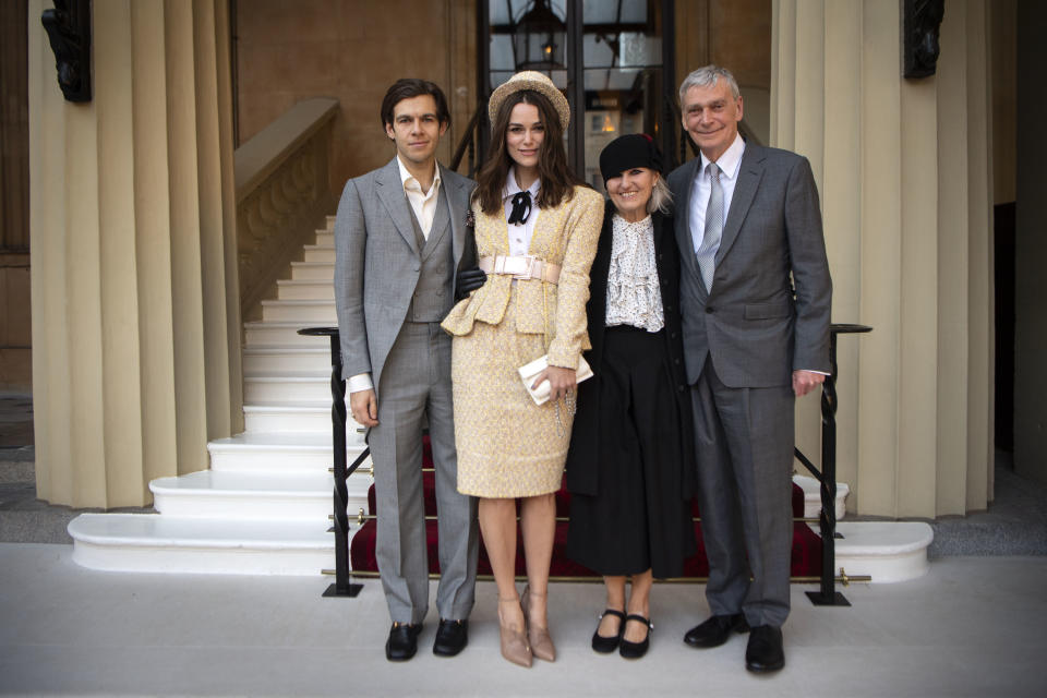 Keira Knightley mit ihrem Mann James Righton und ihren Eltern (Bild: Getty Images)