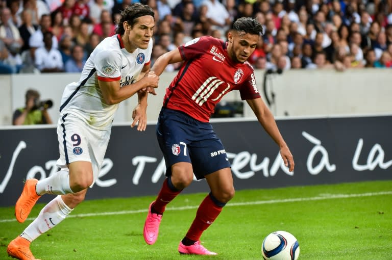 Paris Saint-Germain's forward Edinson Cavani (L) clashes with Lille's midfielder Sofiane Boufal during a French L1 football match on August 7, 2015 at the Pierre Mauroy Stadium in Villeneuve d'Ascq