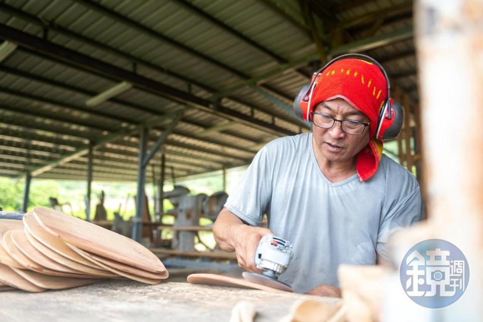 身為卑南族的漂流木藝術家伊命・瑪法琉，平日仍在工作室裡創作。